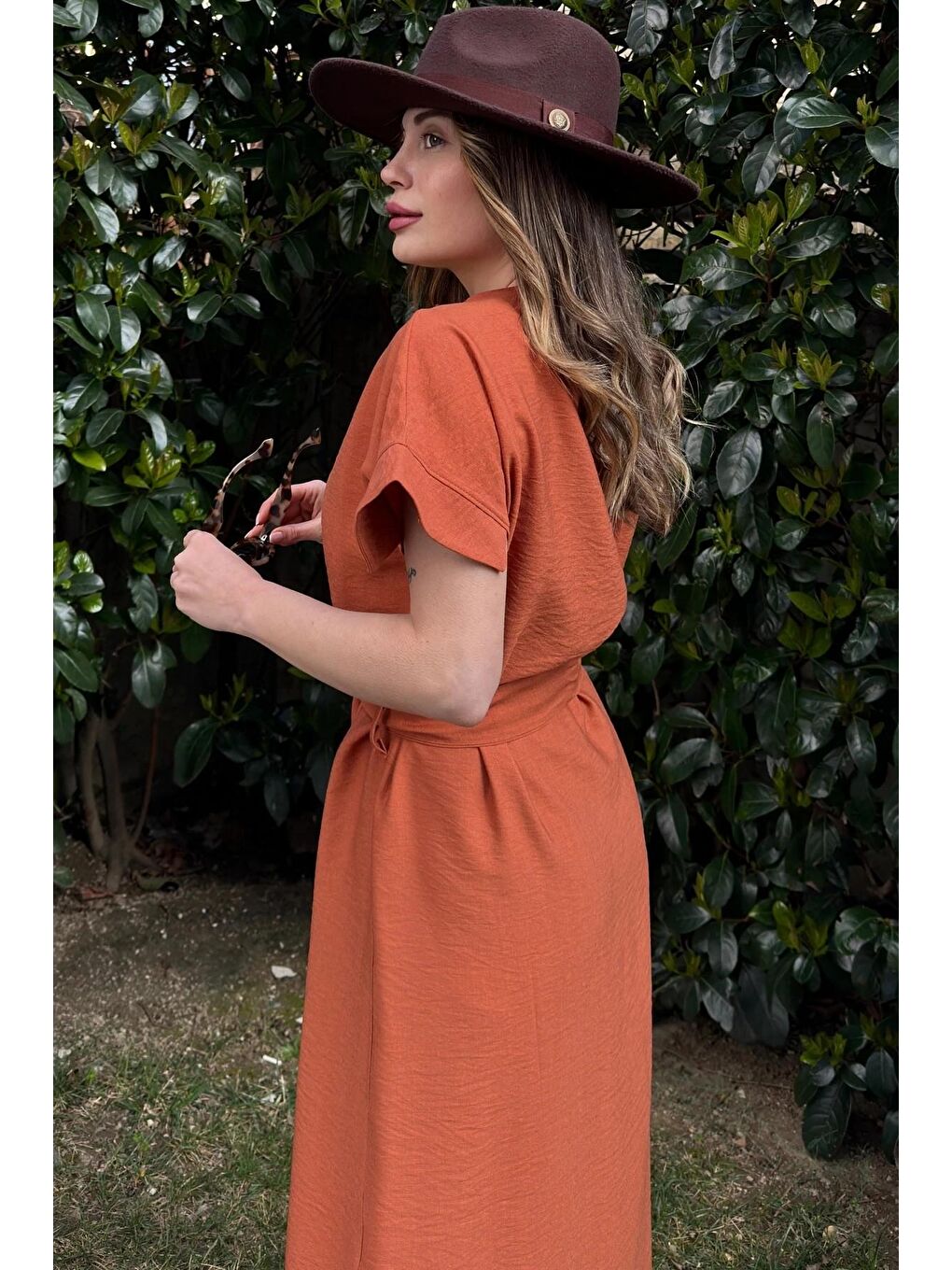 Kahverengi Önden Yırtmaçlı Kemerli Elbise-1