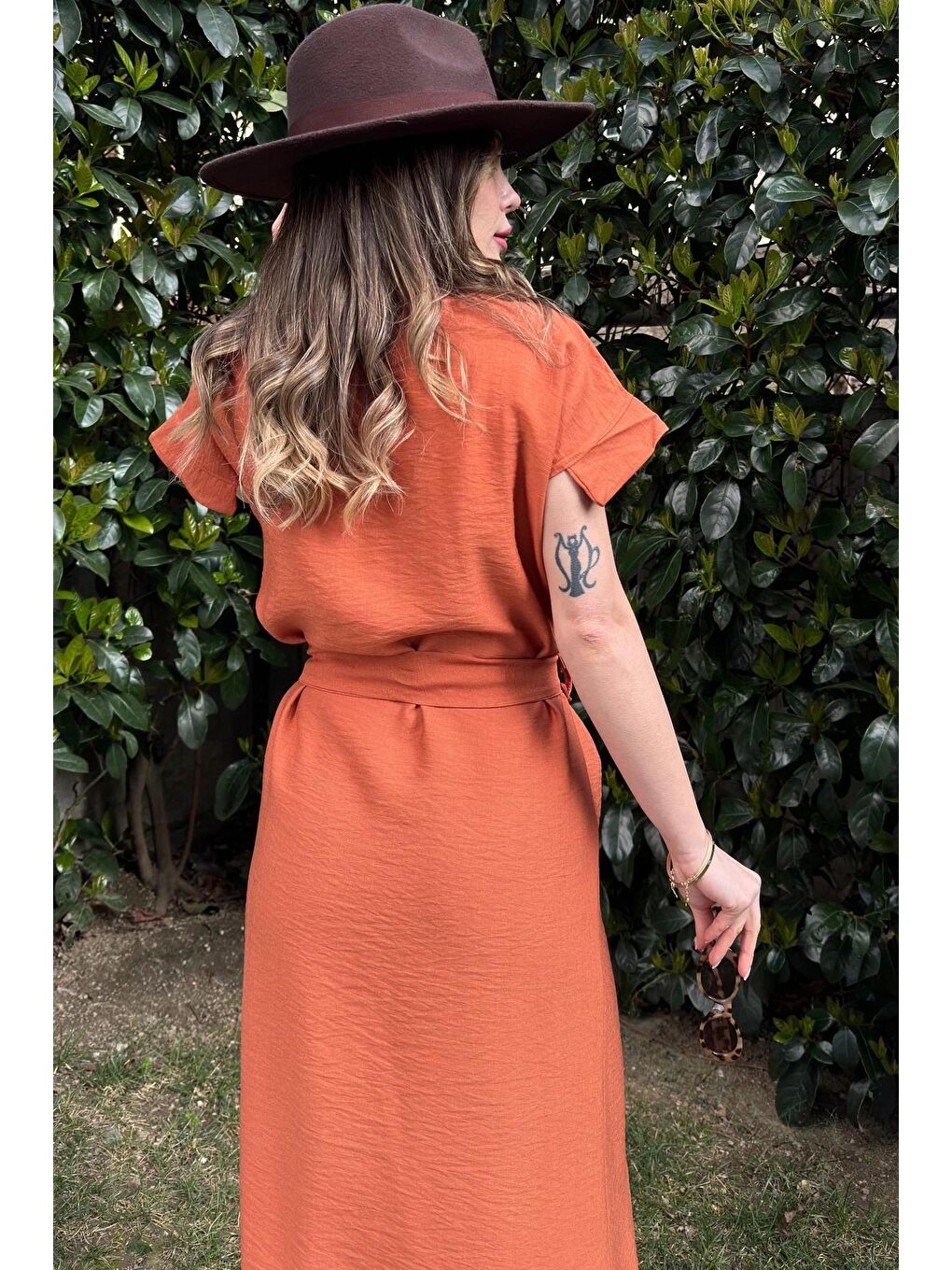 Kahverengi Önden Yırtmaçlı Kemerli Elbise-2