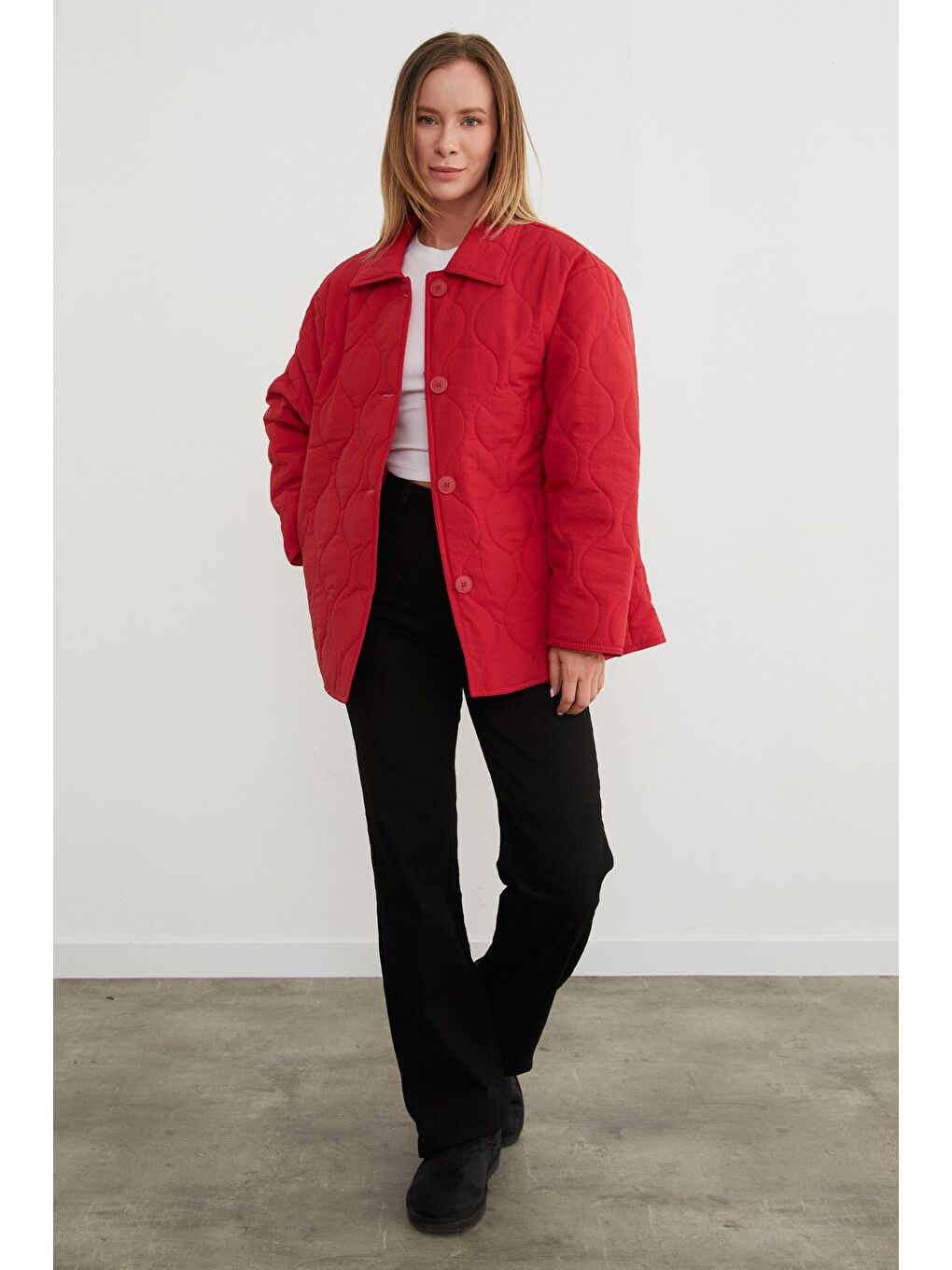 Kırmızı Su Yolu Desenli Kapitone Oversize Düğmeli Mont-3