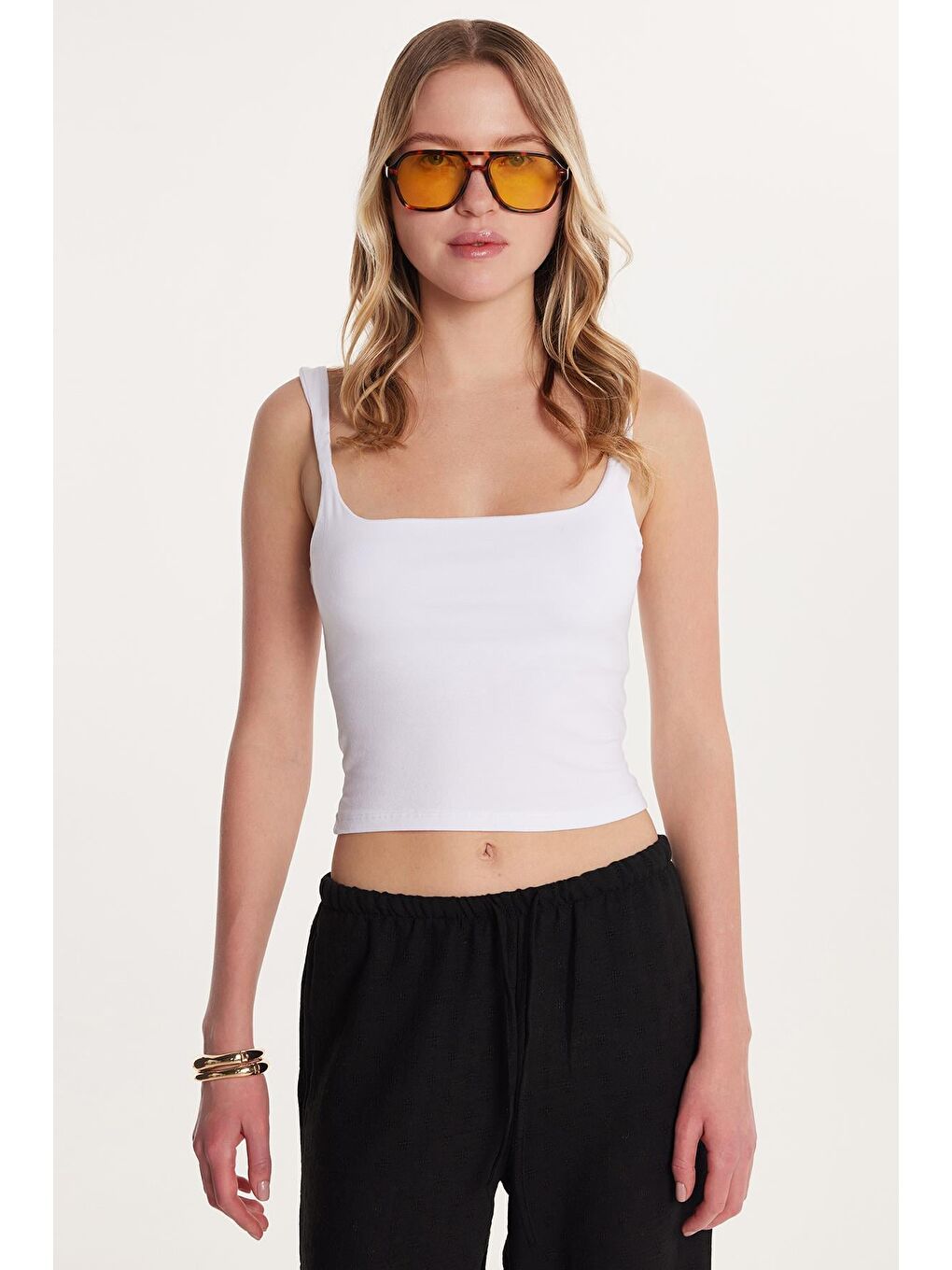 Kadın Slim Fit Dar Kesim İnce Askılı Kare Yaka Beyaz Crop Atlet