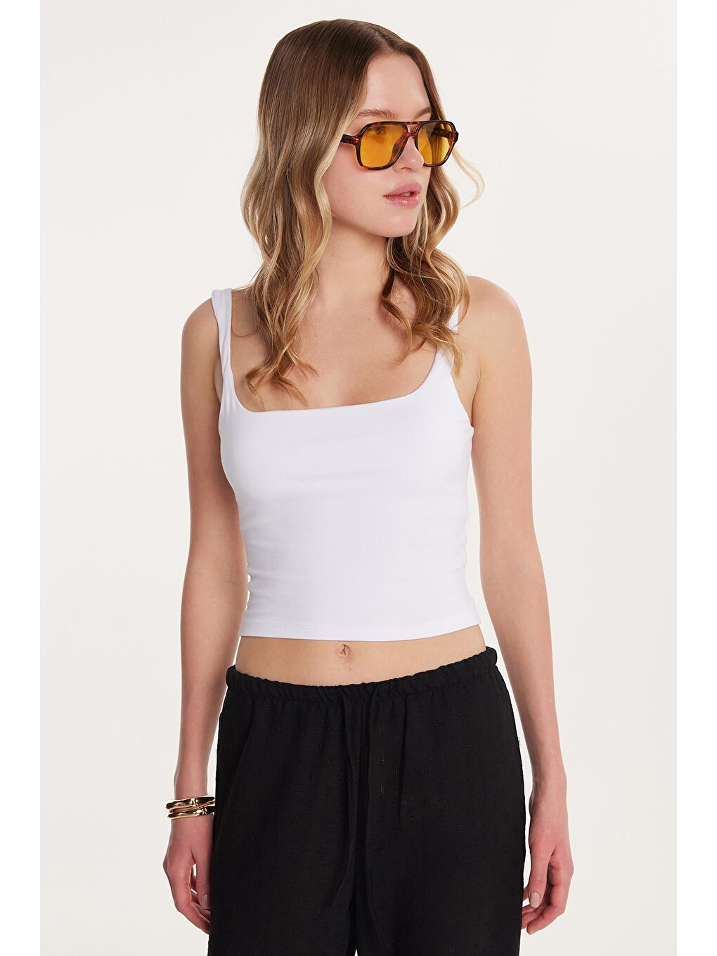 Kadın Slim Fit Dar Kesim İnce Askılı Kare Yaka Beyaz Crop Atlet-3