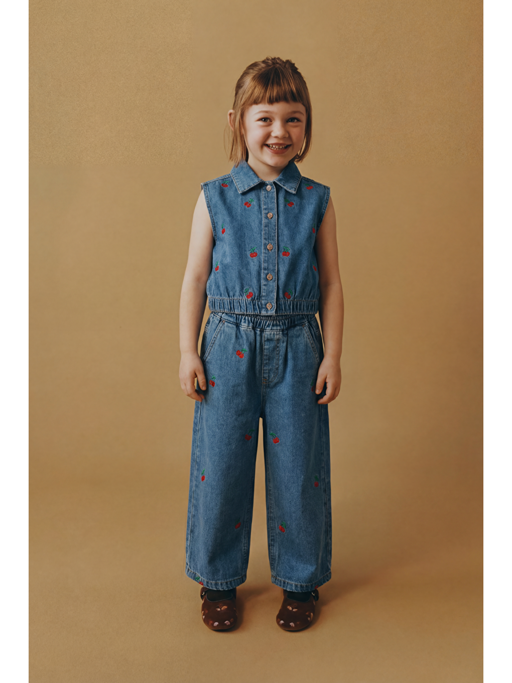 Kız Çocuk Pamuklu Mavi Kiraz Nakışlı Denim Takım - Kolsuz Gömlek Yaka & Geniş Paça Pantolon