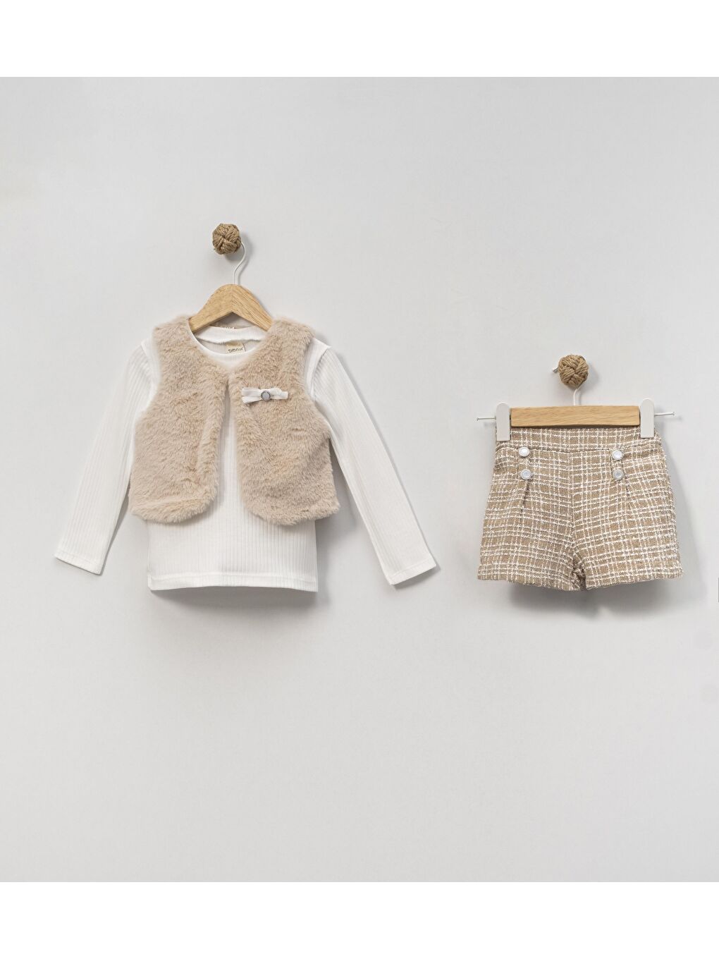 Bej Kız Çocuk Pelüş Yelekli Ekose Şort Takımı – Pamuklu Uzun Kollu Üstlü 3'Lü Kombin-1