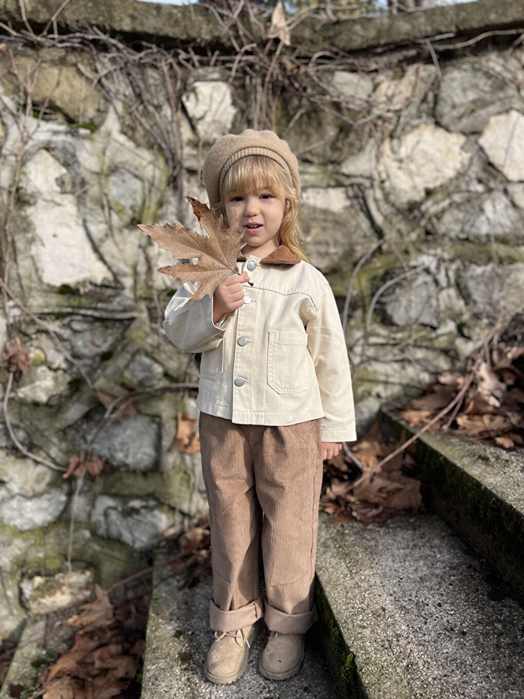 Beyaz Kız Çocuk Pamuklu Krem Düğmeli Ceket Takım - Kahverengi Kadife Pantolonlu 2'Li Set-1