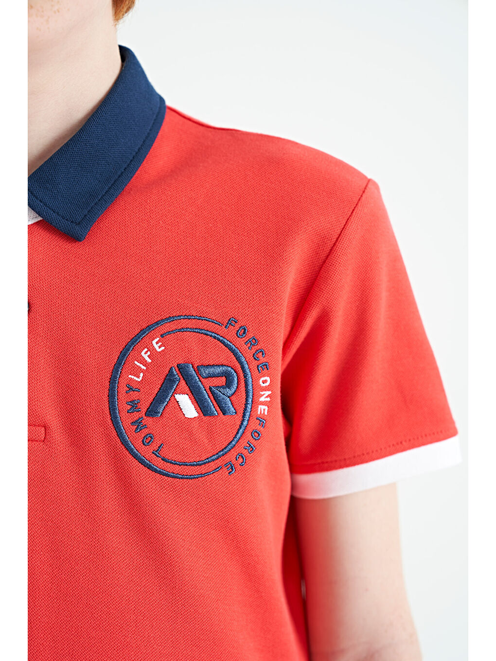 Kırmızı Coral Kol Ucu Renkli Logo Nakışlı Standart Kalıp Polo Yaka Erkek Çocuk Tişört - 11138-4