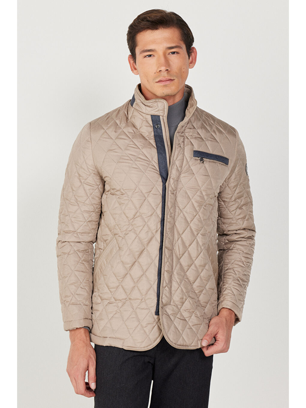 Erkek Bej Standart Fit Normal Kesim Dik Yaka Çıtçıtlı Dolgulu Desenli Overcoat