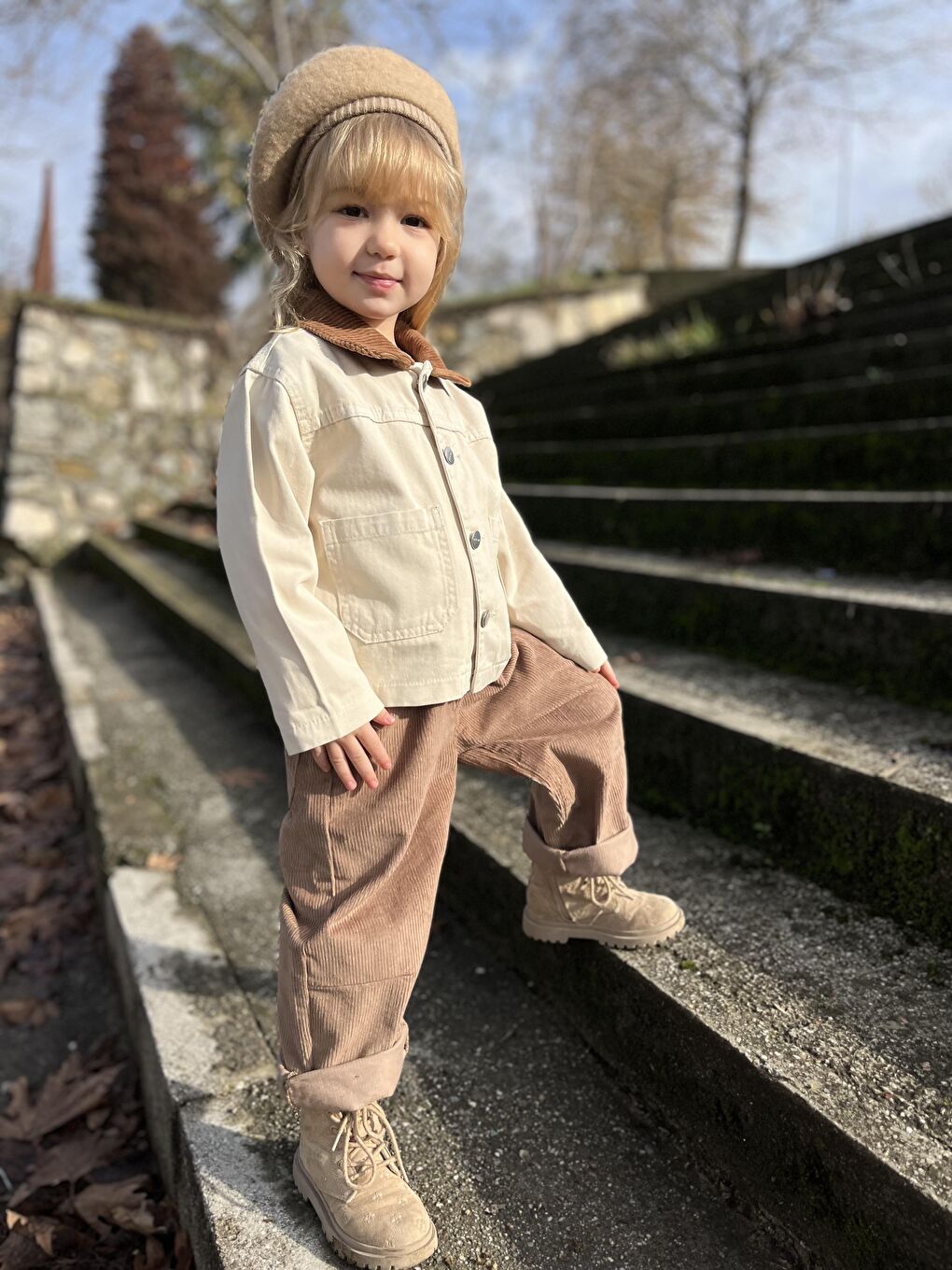 Beyaz Kız Çocuk Pamuklu Krem Düğmeli Ceket Takım - Kahverengi Kadife Pantolonlu 2'Li Set-2