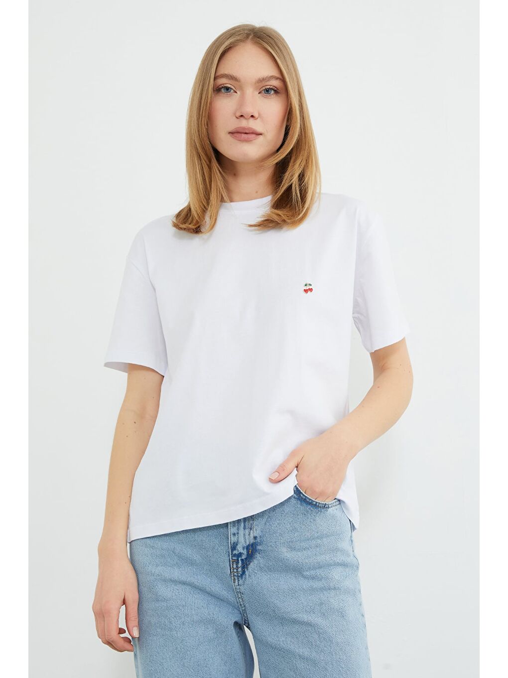 Beyaz Kiraz Aksesuarlı Bisiklet Yaka Tişört