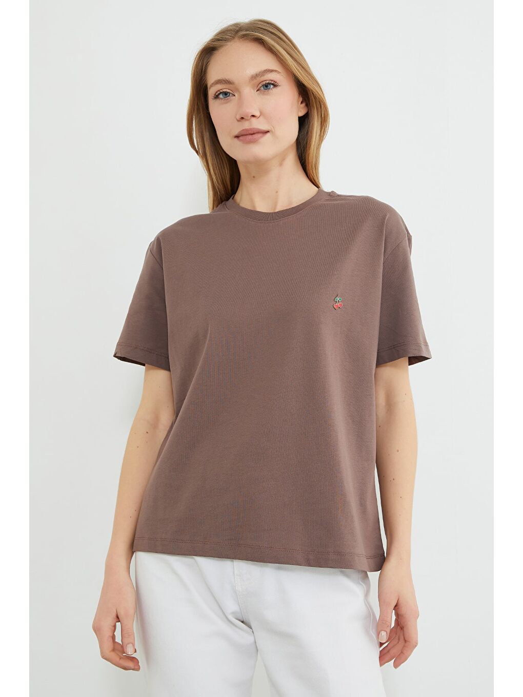 Kahverengi Kiraz Aksesuarlı Bisiklet Yaka Tişört-1