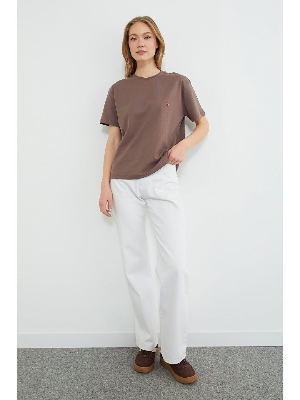 Kahverengi Kiraz Aksesuarlı Bisiklet Yaka Tişört-2