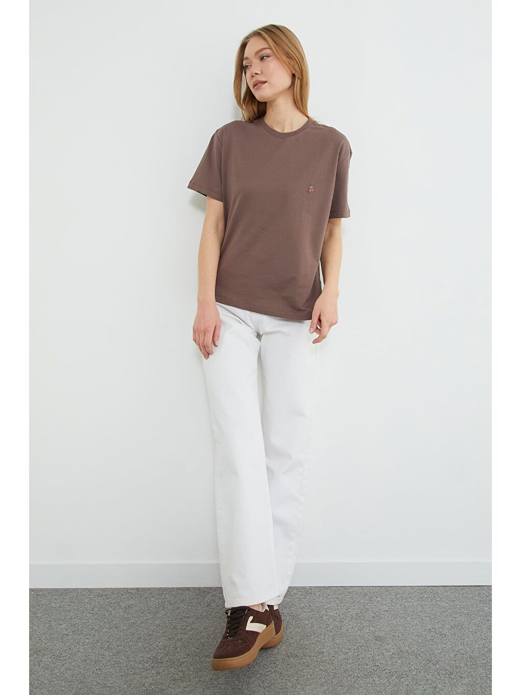 Kahverengi Kiraz Aksesuarlı Bisiklet Yaka Tişört-3