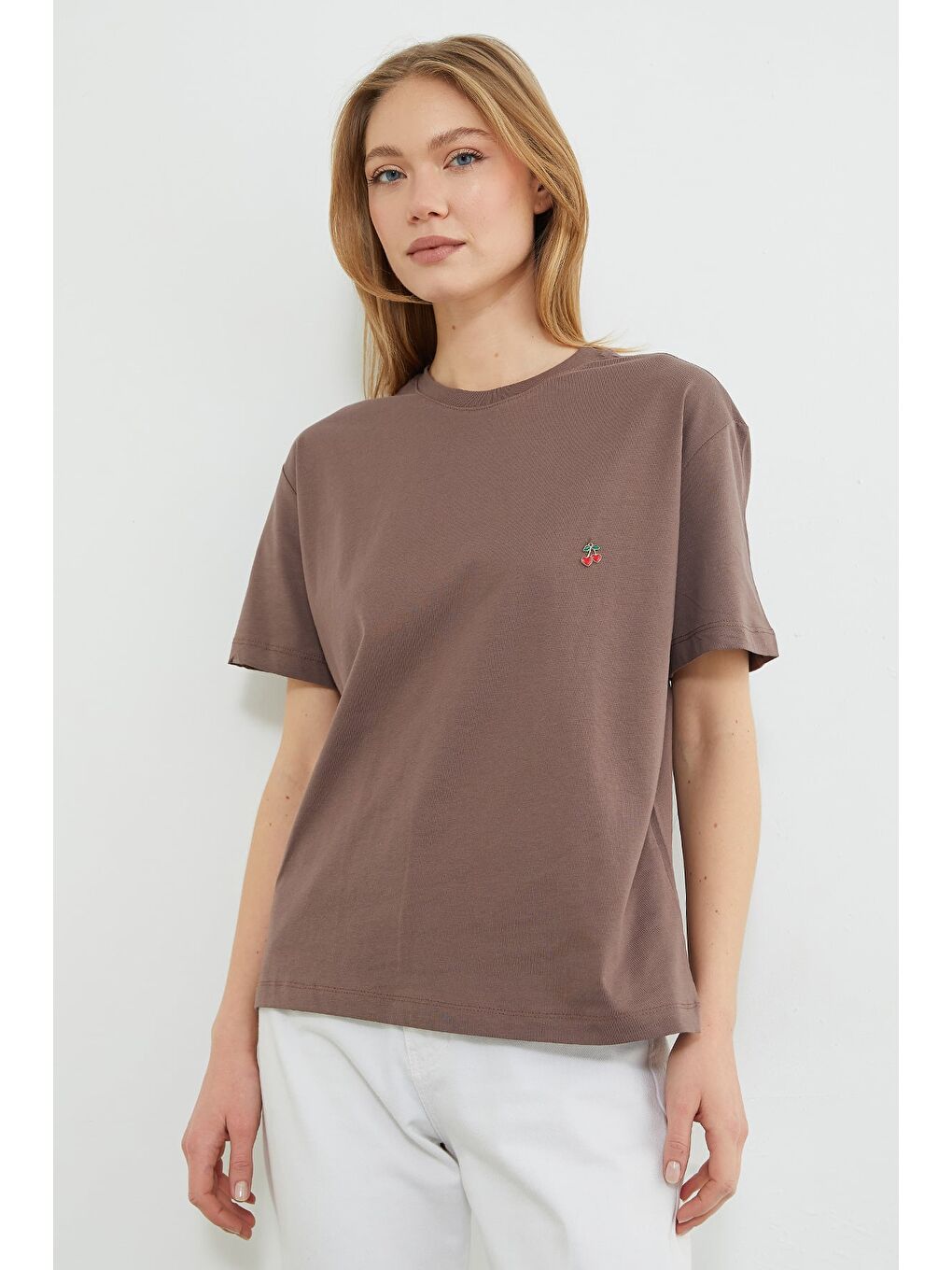 Kahverengi Kiraz Aksesuarlı Bisiklet Yaka Tişört-4