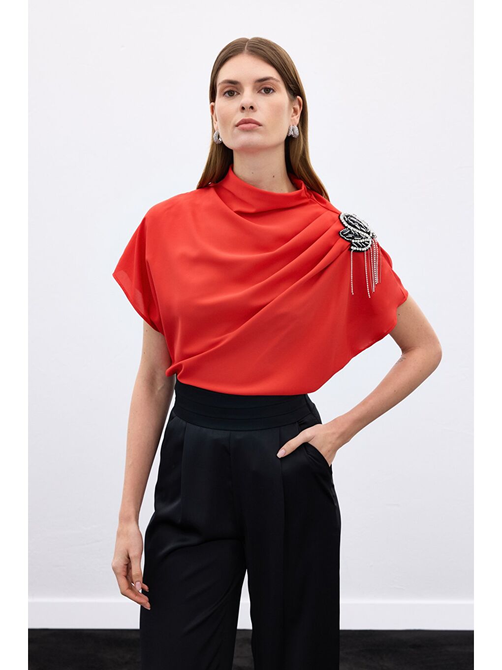 Tek Omuz Aksesuarlı Salaş Bluz - Kırmızı-1