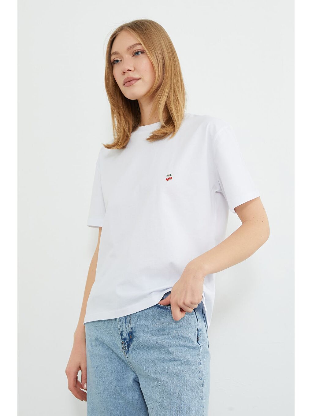 Beyaz Kiraz Aksesuarlı Bisiklet Yaka Tişört-1