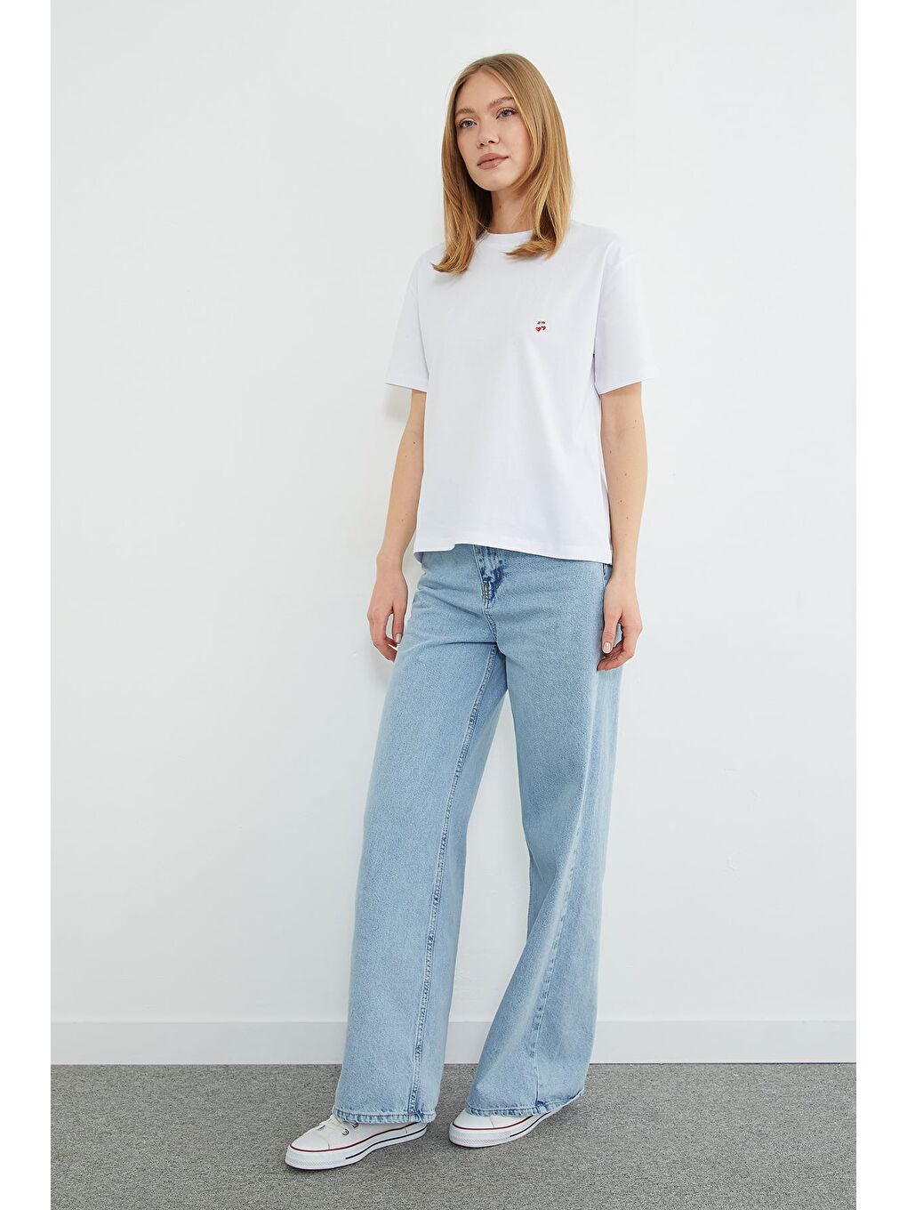 Beyaz Kiraz Aksesuarlı Bisiklet Yaka Tişört-2