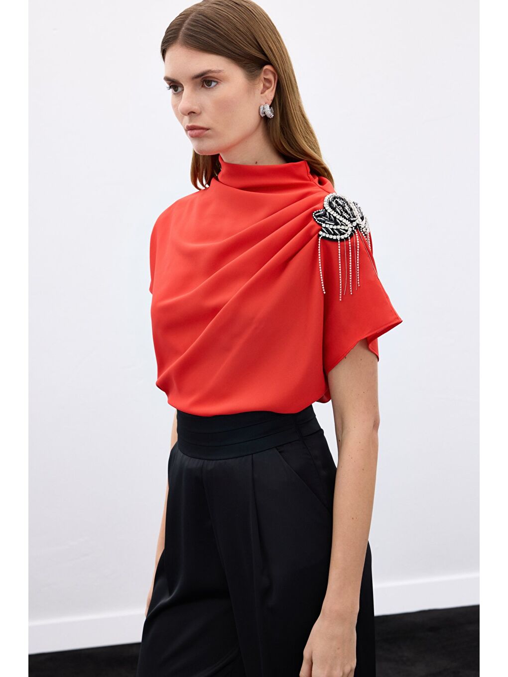Tek Omuz Aksesuarlı Salaş Bluz - Kırmızı-2