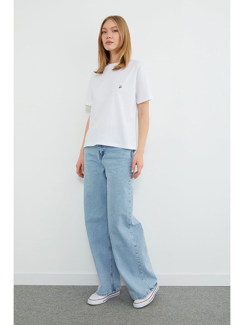 Beyaz Kiraz Aksesuarlı Bisiklet Yaka Tişört-3