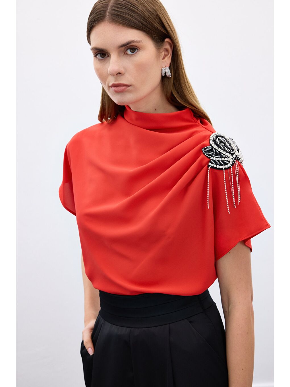 Tek Omuz Aksesuarlı Salaş Bluz - Kırmızı-3