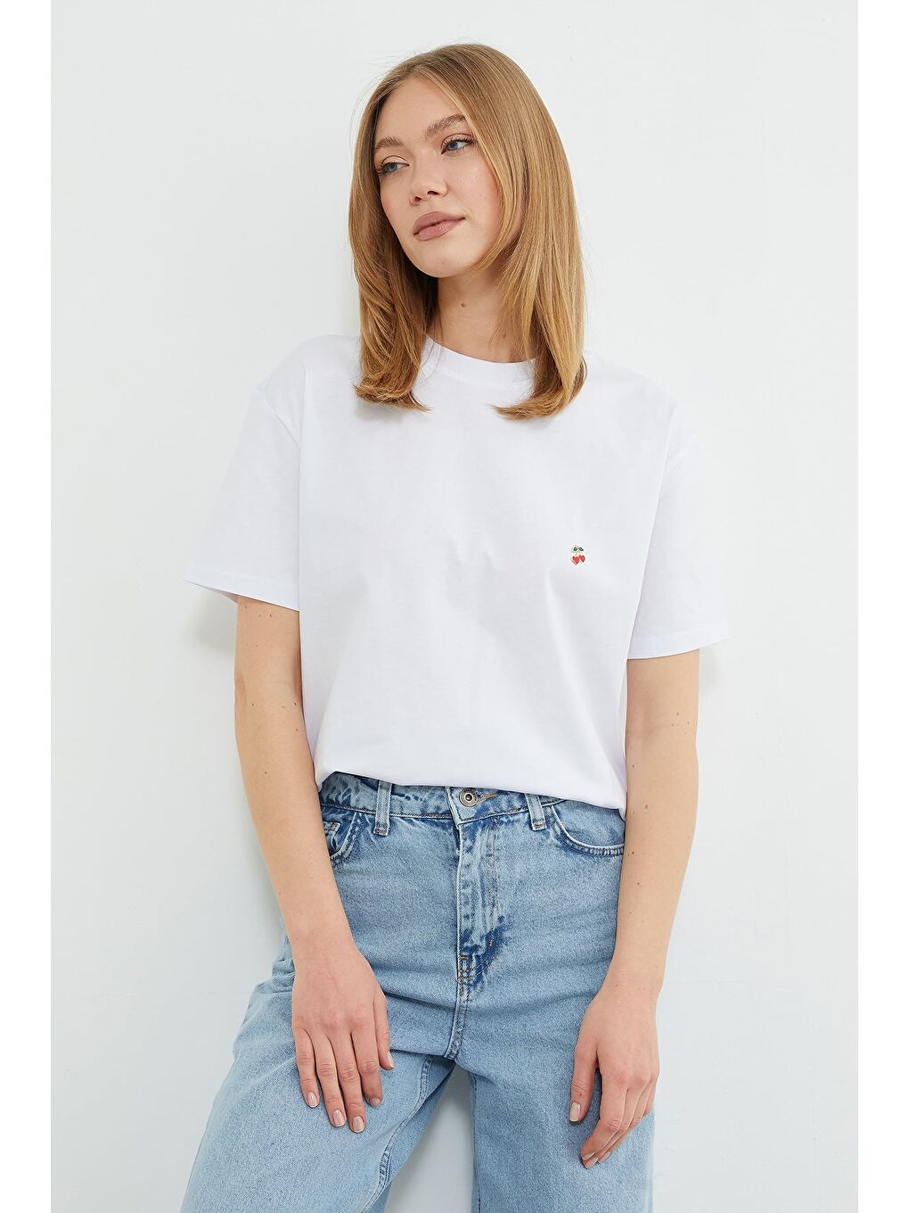 Beyaz Kiraz Aksesuarlı Bisiklet Yaka Tişört-4