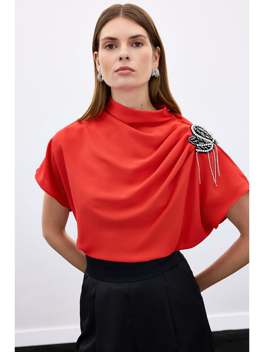 Tek Omuz Aksesuarlı Salaş Bluz - Kırmızı-4