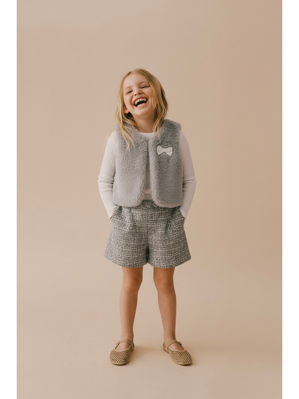 Gri Kız Çocuk Pelüş Yelekli Ekose Şort Kombini – Pamuklu İç Dokulu Zarif Takım