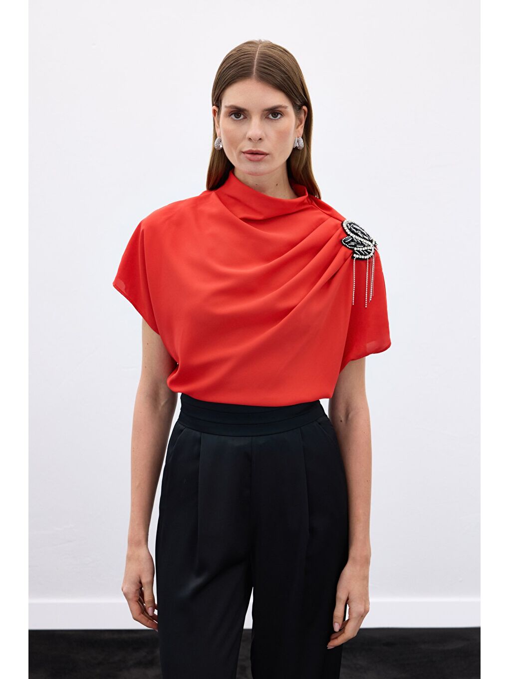 Tek Omuz Aksesuarlı Salaş Bluz - Kırmızı-5