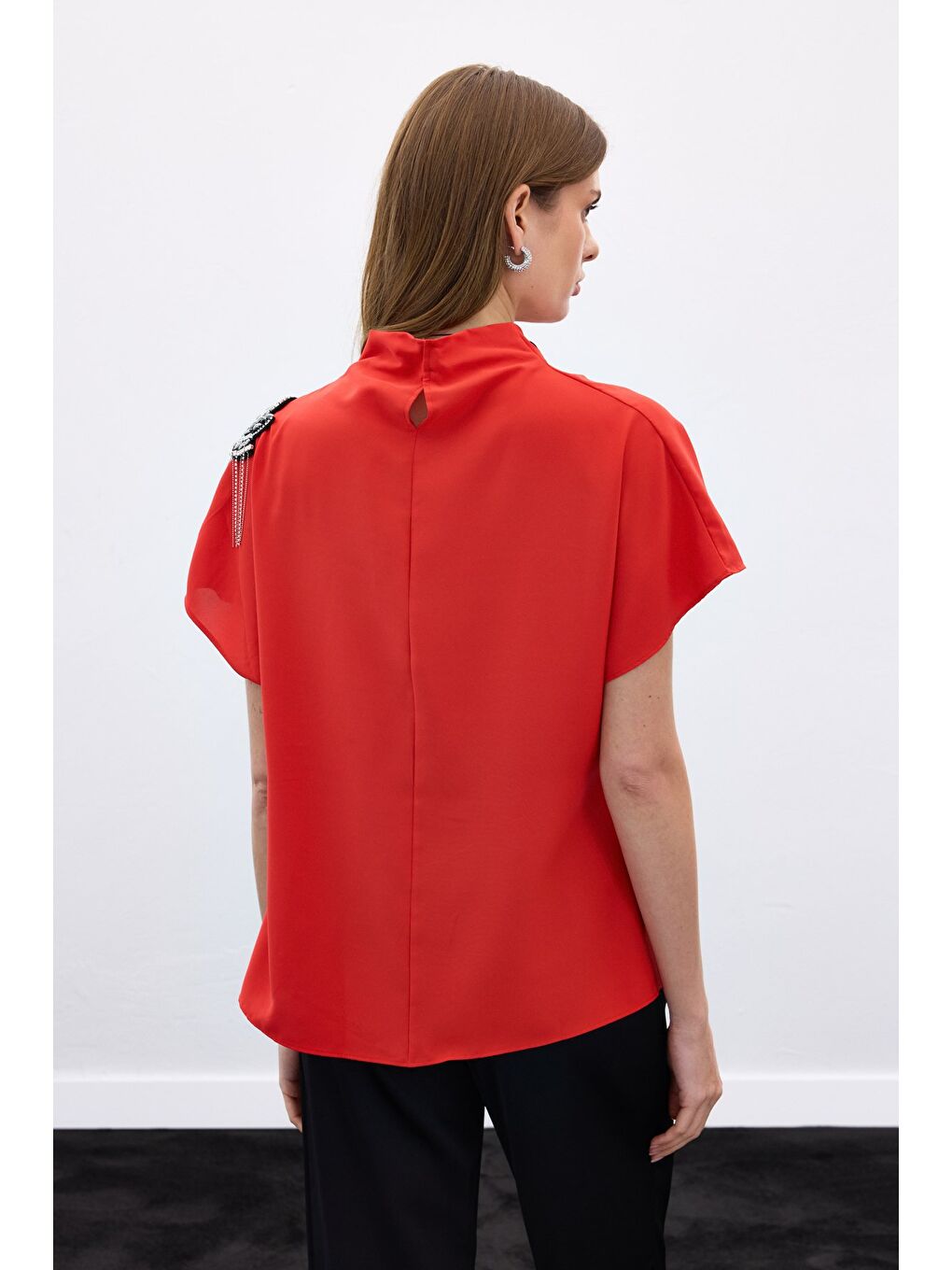 Tek Omuz Aksesuarlı Salaş Bluz - Kırmızı-6