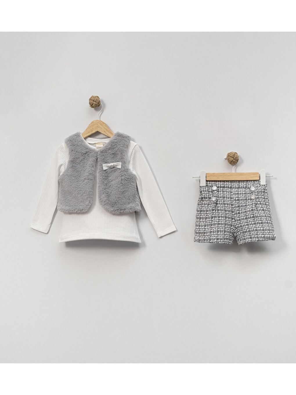 Gri Kız Çocuk Pelüş Yelekli Ekose Şort Kombini – Pamuklu İç Dokulu Zarif Takım-1