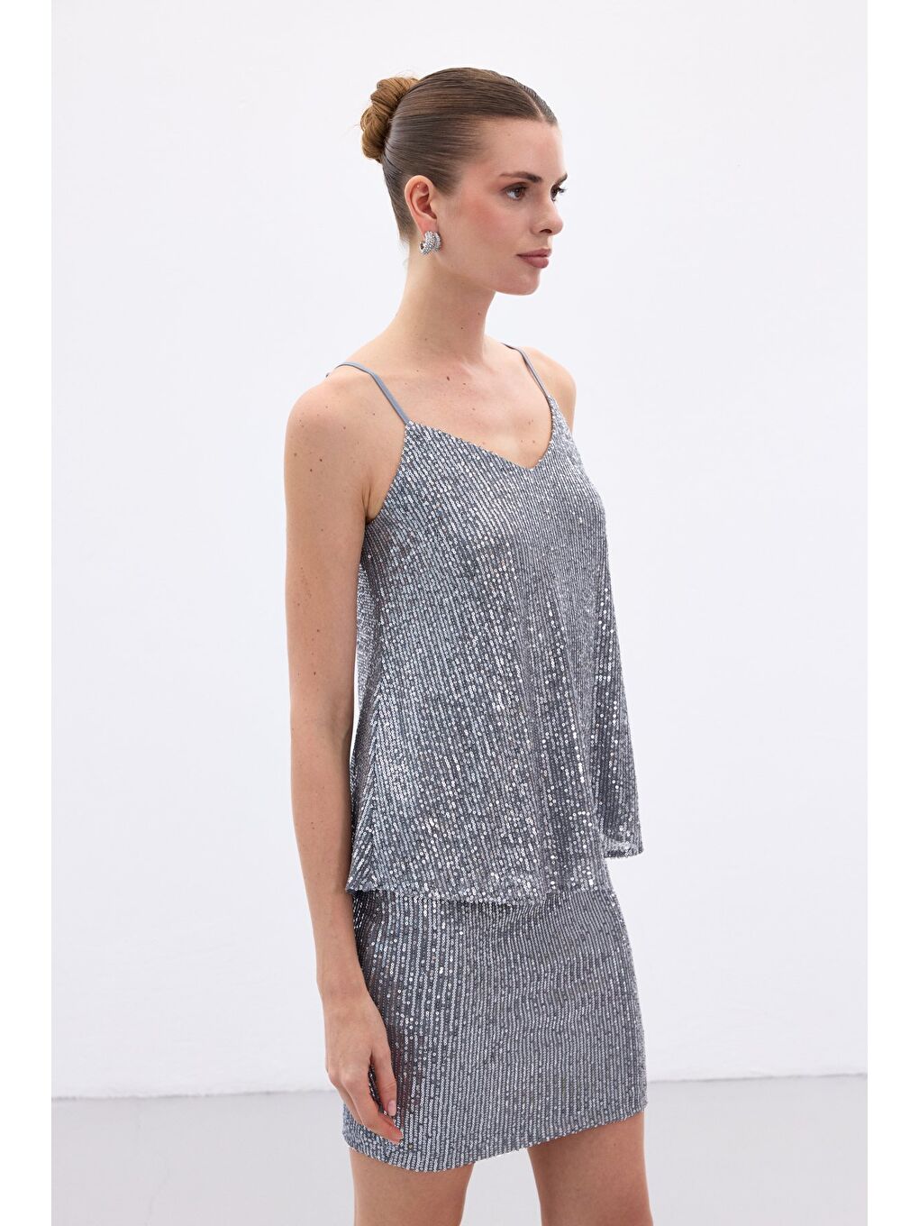 Payet Detaylı Askılı Bluz - Gri-1