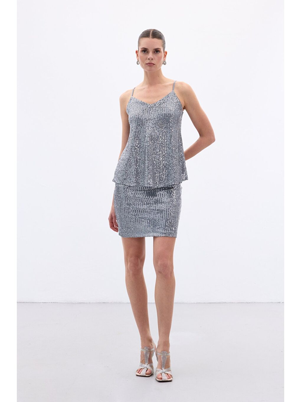 Payet Detaylı Askılı Bluz - Gri-5