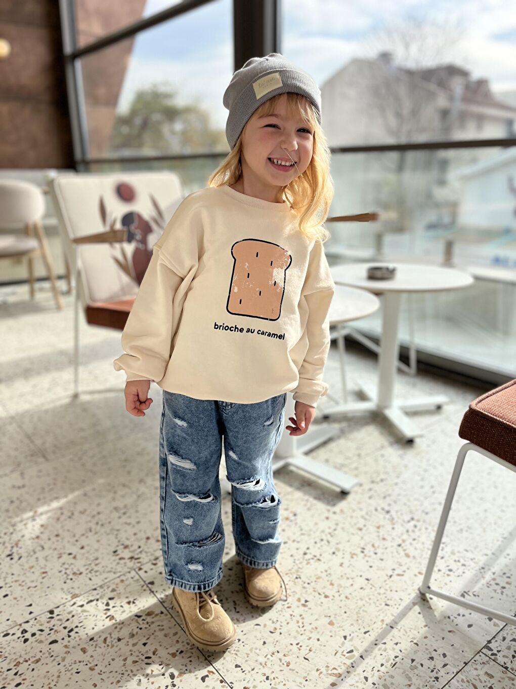 Beyaz Kız Çocuk Pamuklu Krem Baskılı Sweatshirt Ve Yırtık Detaylı Denim Pantolon Takım-1