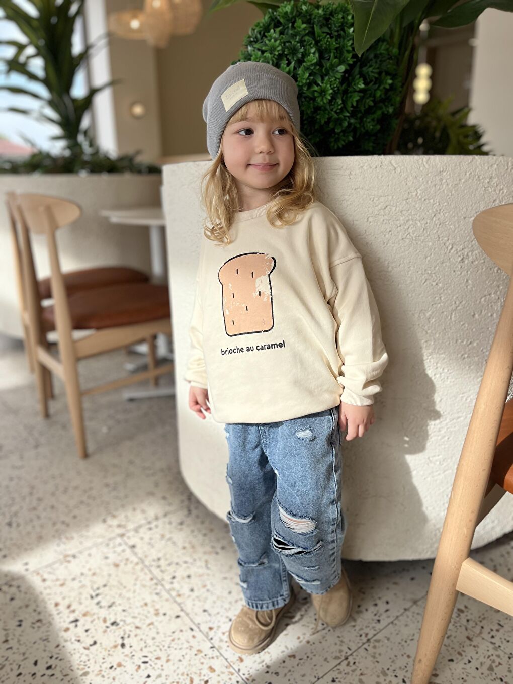 Beyaz Kız Çocuk Pamuklu Krem Baskılı Sweatshirt Ve Yırtık Detaylı Denim Pantolon Takım-2