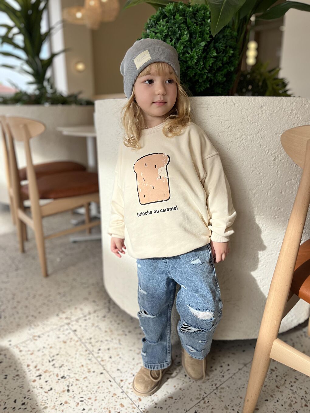 Beyaz Kız Çocuk Pamuklu Krem Baskılı Sweatshirt Ve Yırtık Detaylı Denim Pantolon Takım-3