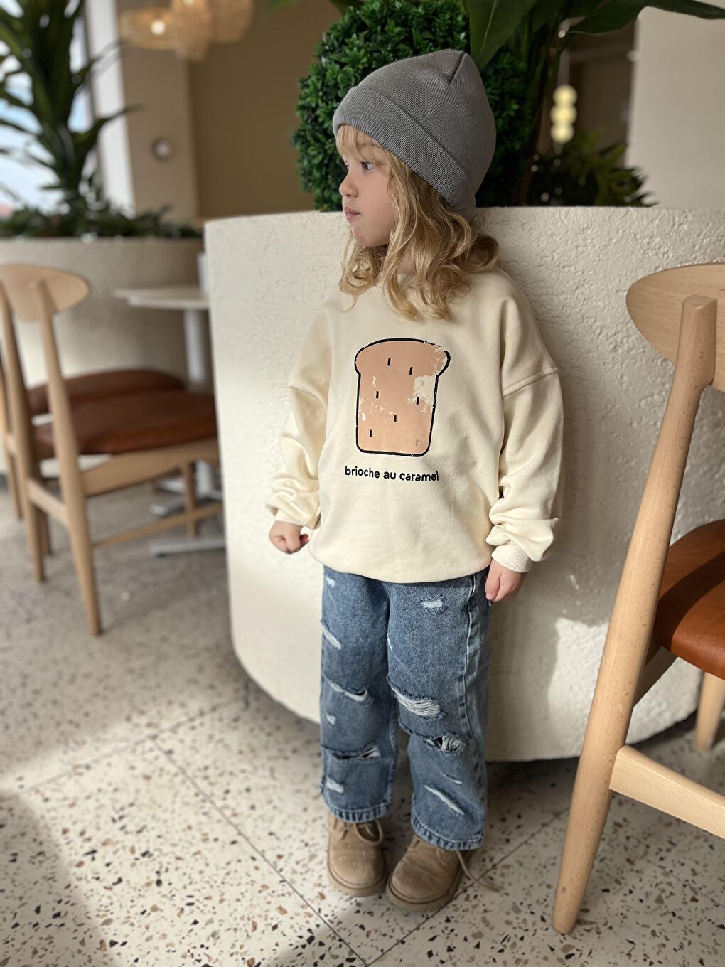 Beyaz Kız Çocuk Pamuklu Krem Baskılı Sweatshirt Ve Yırtık Detaylı Denim Pantolon Takım-4