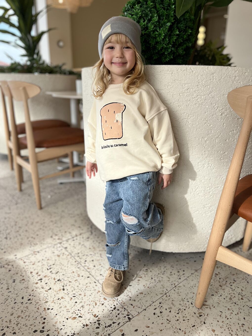 Beyaz Kız Çocuk Pamuklu Krem Baskılı Sweatshirt Ve Yırtık Detaylı Denim Pantolon Takım-5