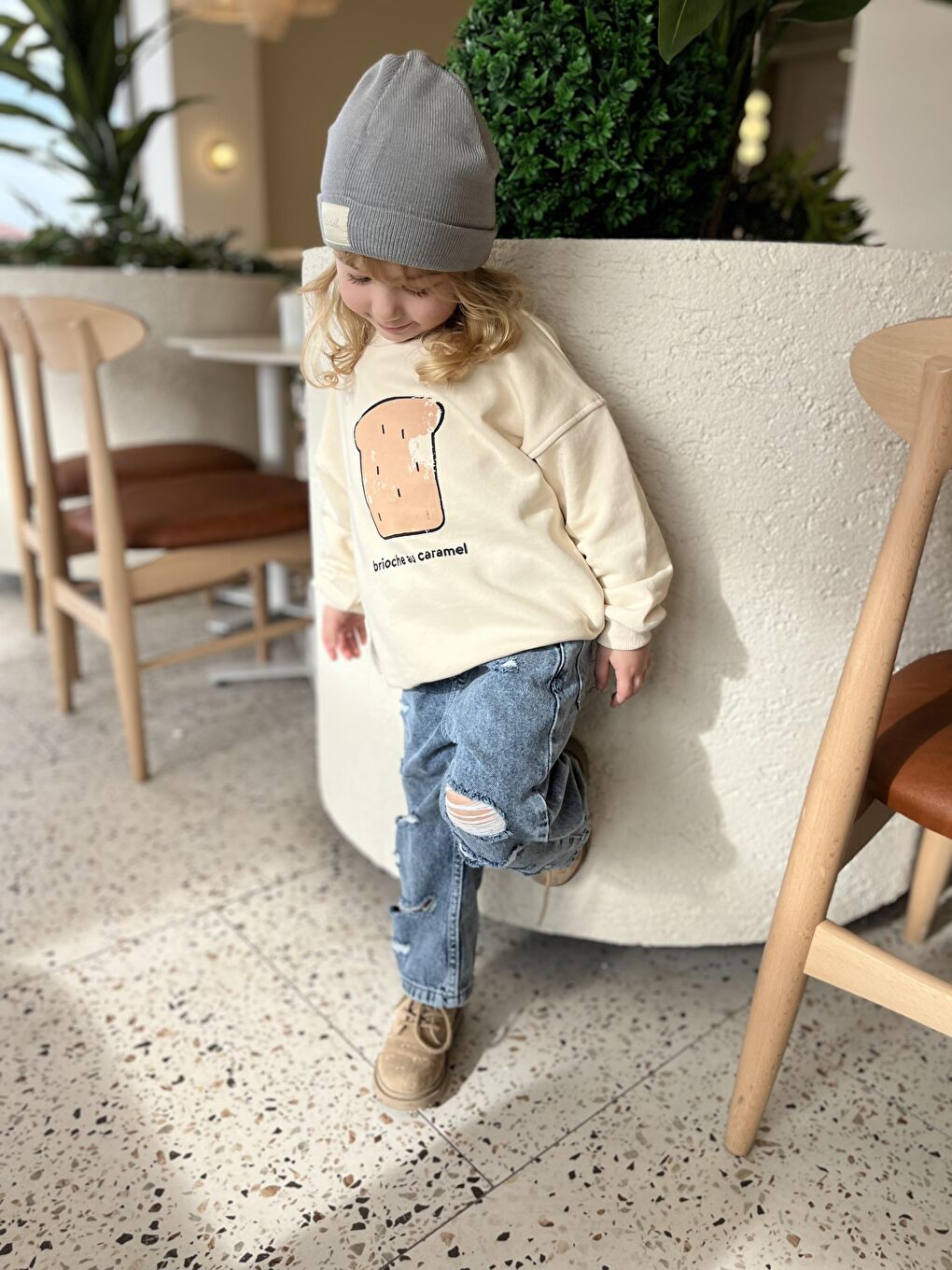 Beyaz Kız Çocuk Pamuklu Krem Baskılı Sweatshirt Ve Yırtık Detaylı Denim Pantolon Takım-6