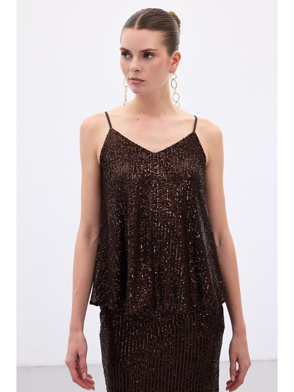 Kahverengi Payet Detaylı Askılı Bluz - Kahve-6