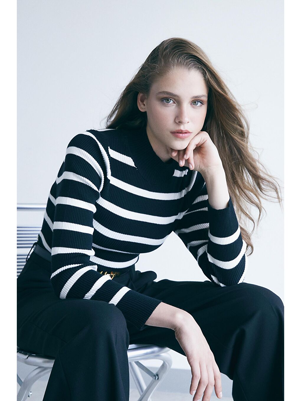 Siyah-Beyaz Çizgili Dik Yakalı Kazak