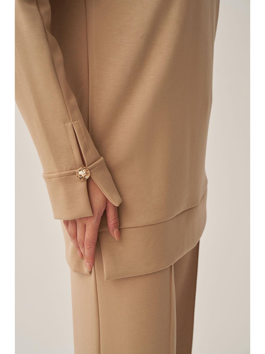 Bej-Yumuşak Dokulu Gold Dügmeli Sweatshirt-3