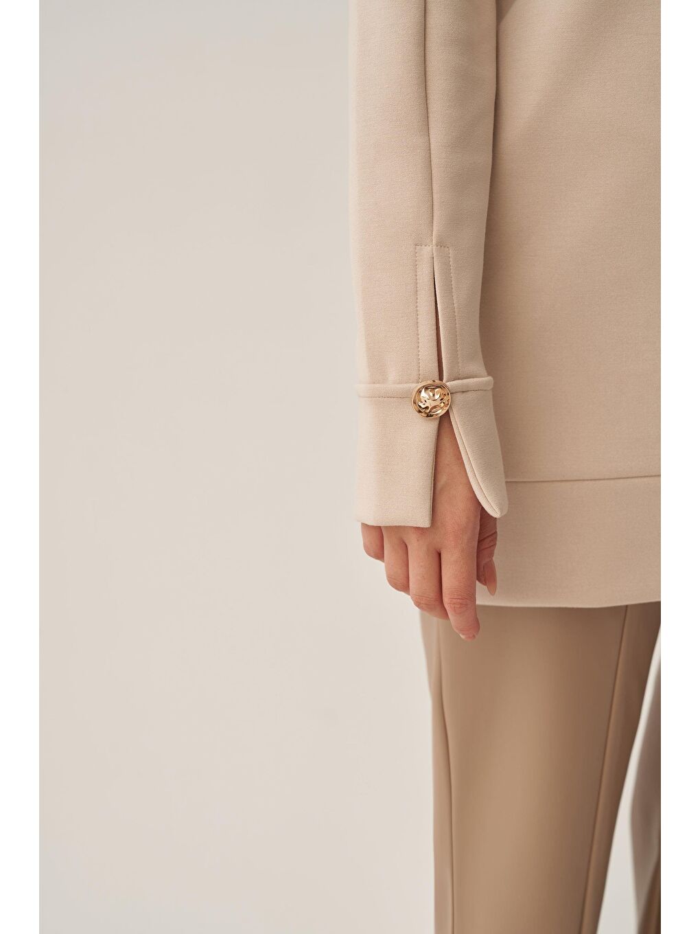 Bej Taş-Yumuşak Dokulu Gold Dügmeli Sweatshirt-5