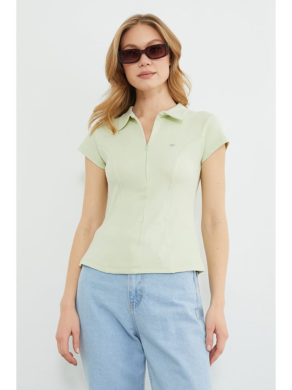 Yeşil Metal Aksesuarlı Yarım Fermuarlı Slim Fit Tişört