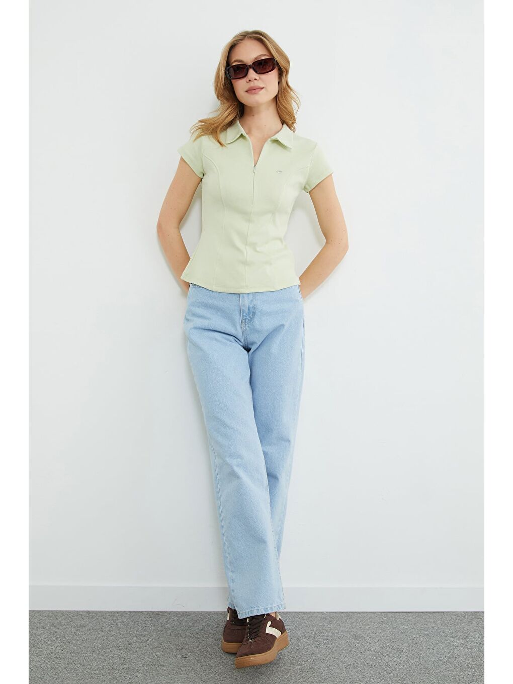 Yeşil Metal Aksesuarlı Yarım Fermuarlı Slim Fit Tişört-1