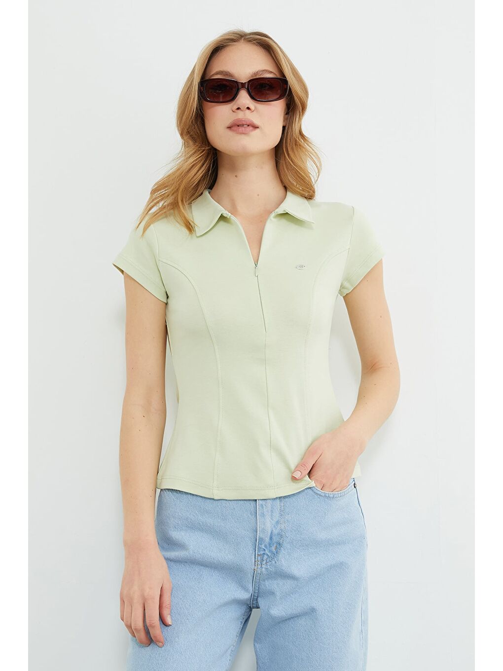 Yeşil Metal Aksesuarlı Yarım Fermuarlı Slim Fit Tişört-2