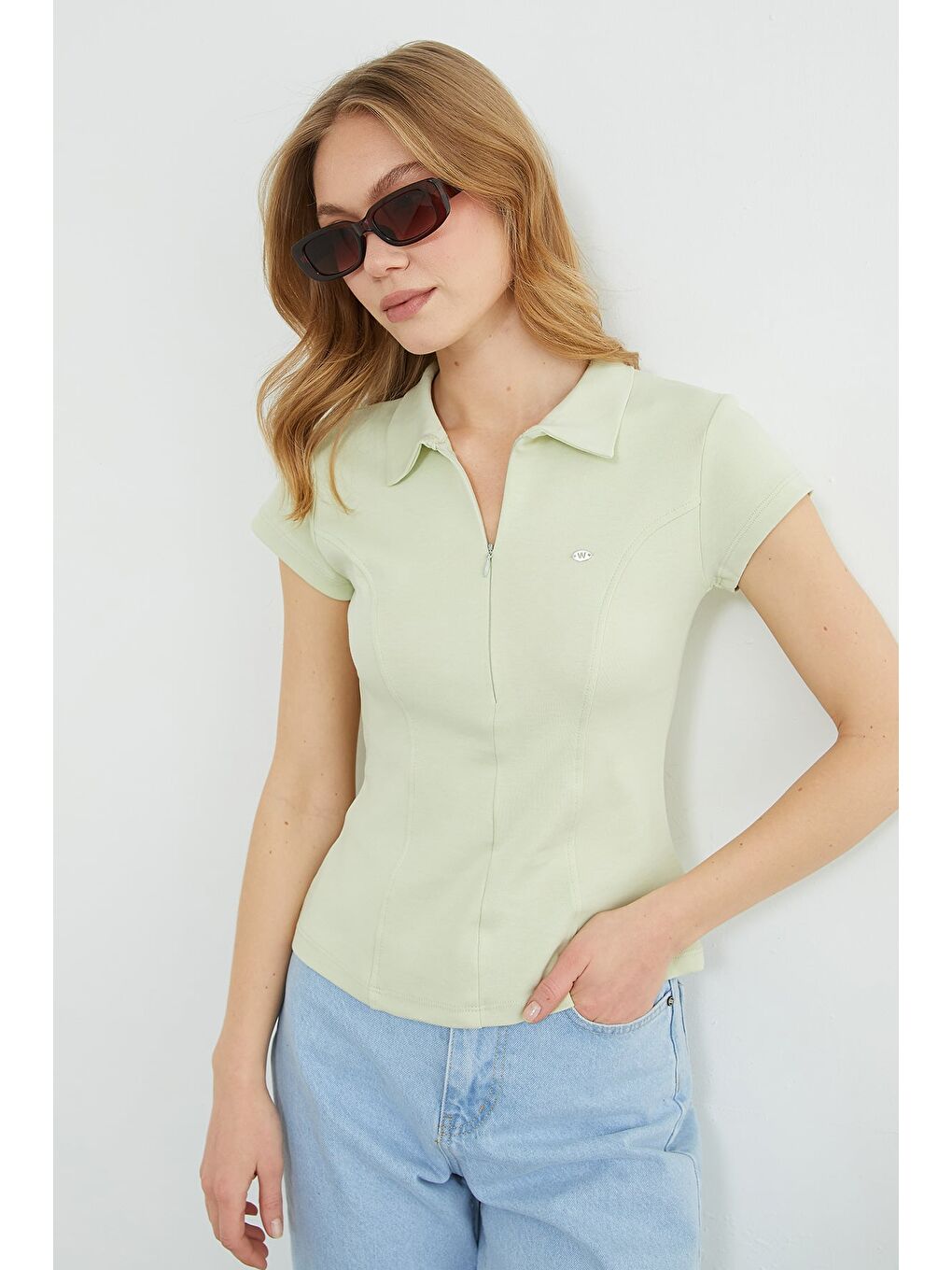 Yeşil Metal Aksesuarlı Yarım Fermuarlı Slim Fit Tişört-3