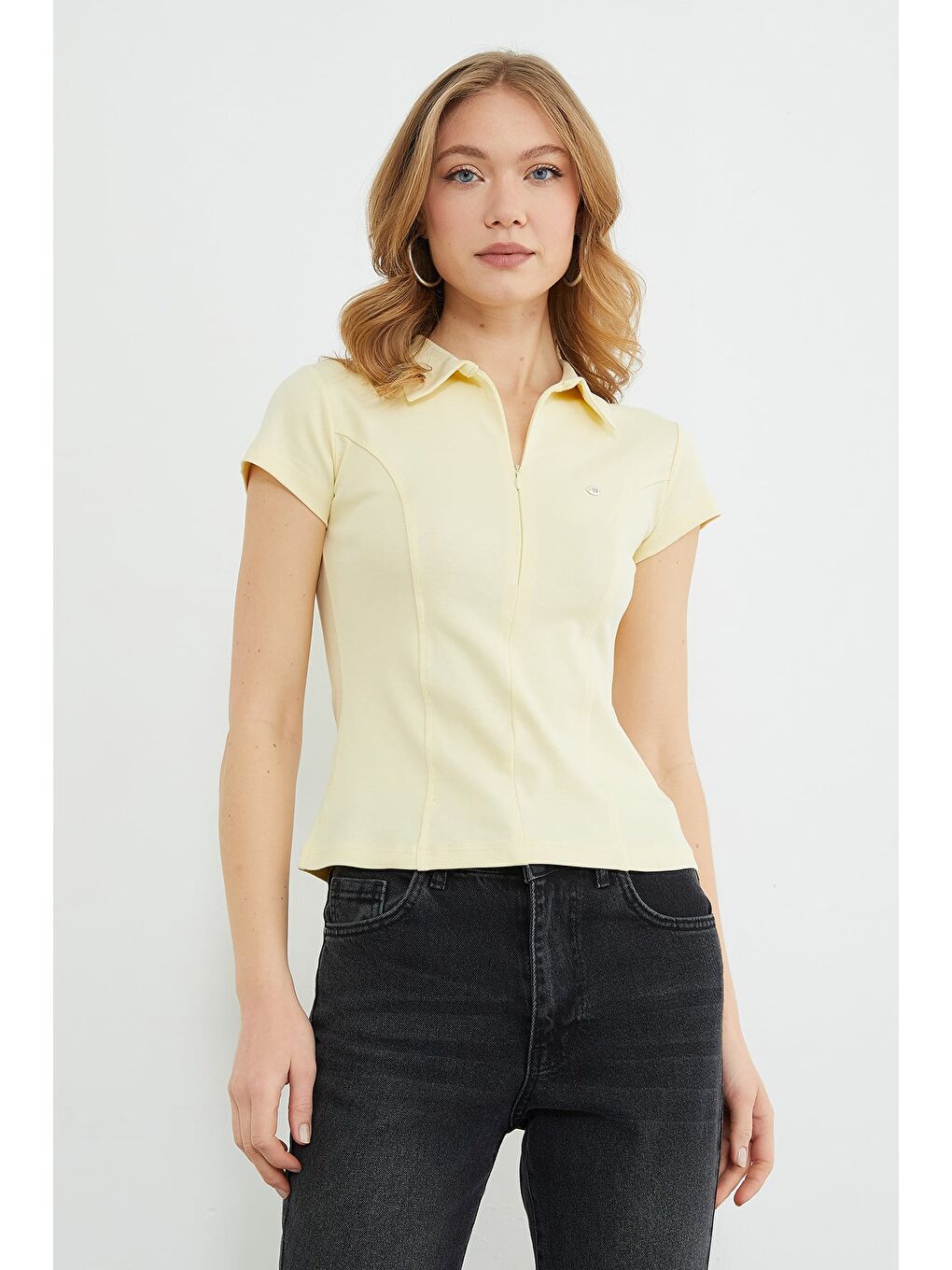 Sarı Metal Aksesuarlı Yarım Fermuarlı Slim Fit Tişört