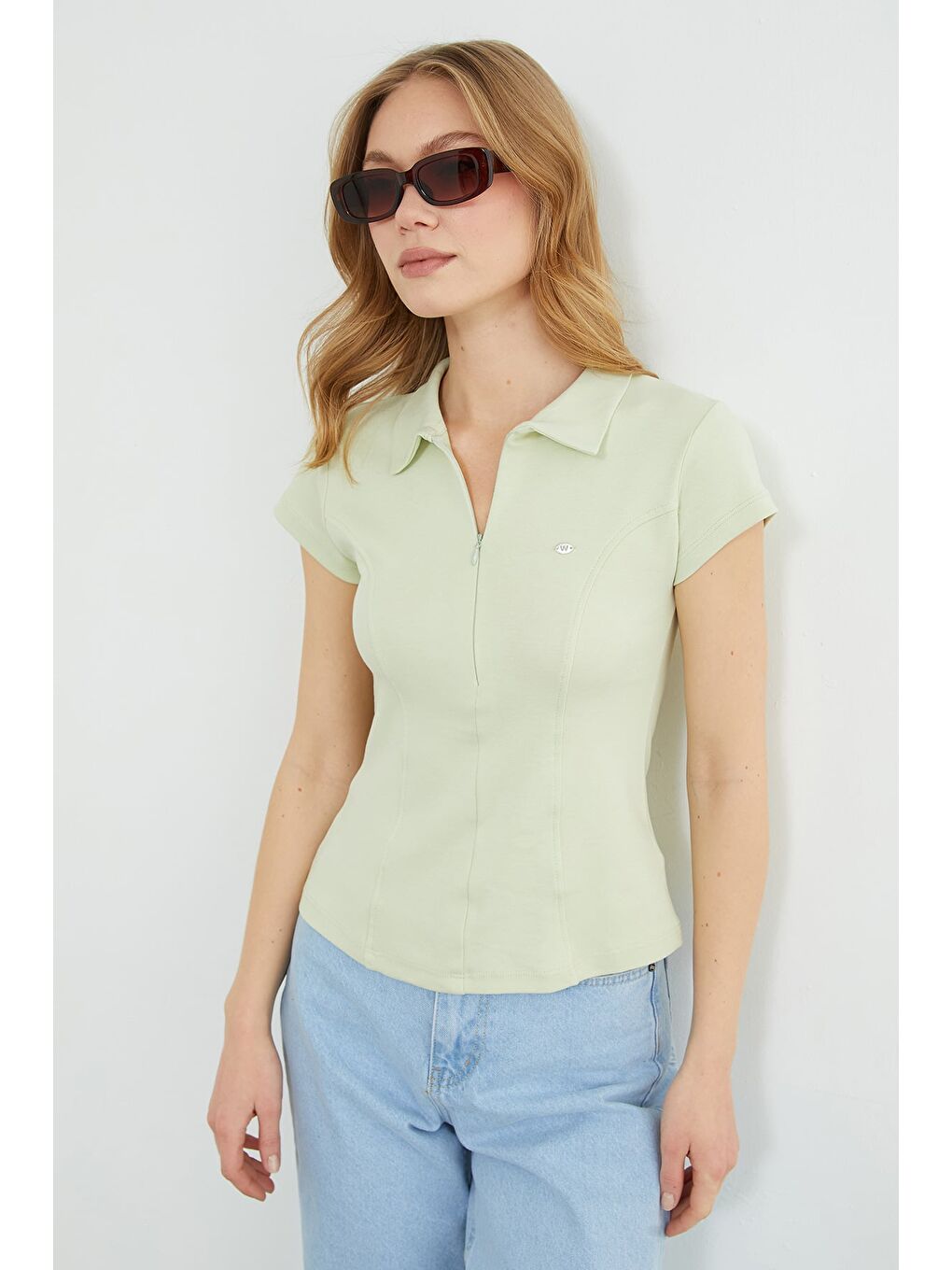 Yeşil Metal Aksesuarlı Yarım Fermuarlı Slim Fit Tişört-4