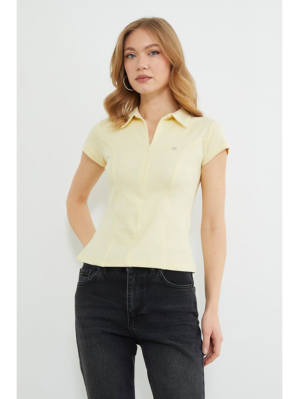 Sarı Metal Aksesuarlı Yarım Fermuarlı Slim Fit Tişört-1