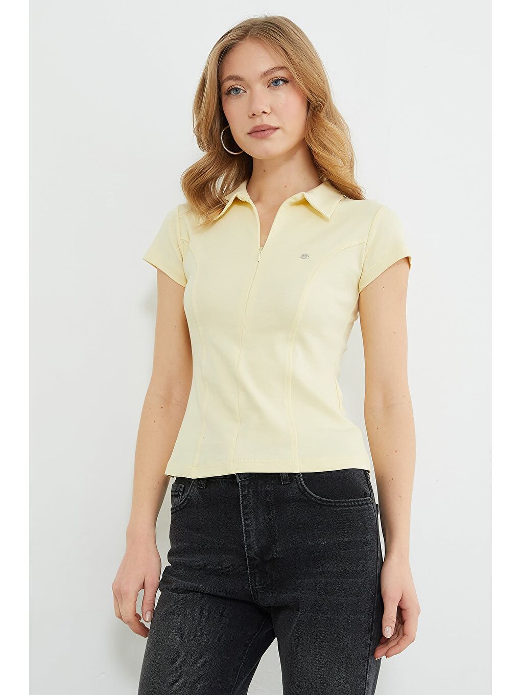 Sarı Metal Aksesuarlı Yarım Fermuarlı Slim Fit Tişört-2