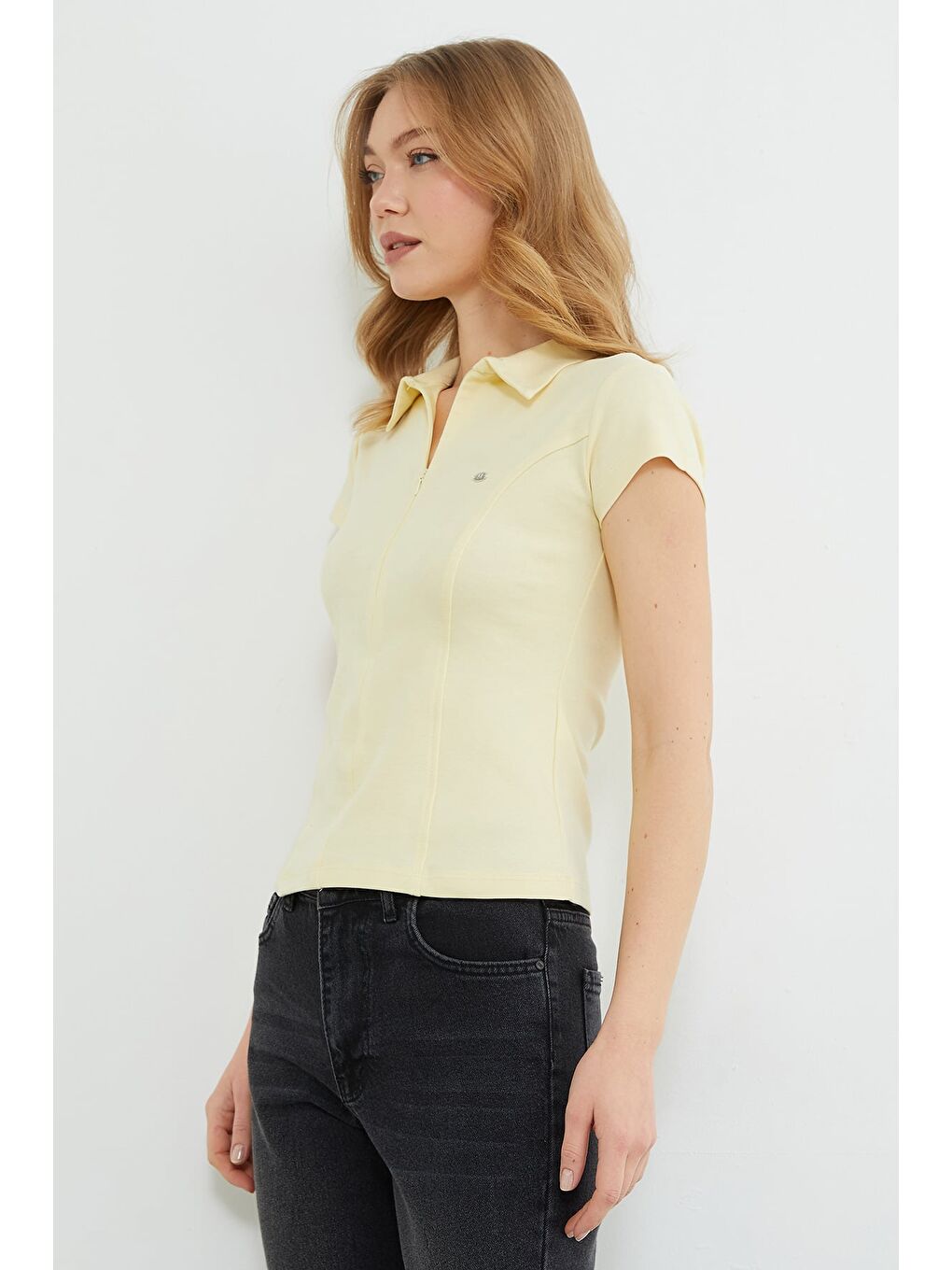 Sarı Metal Aksesuarlı Yarım Fermuarlı Slim Fit Tişört-3