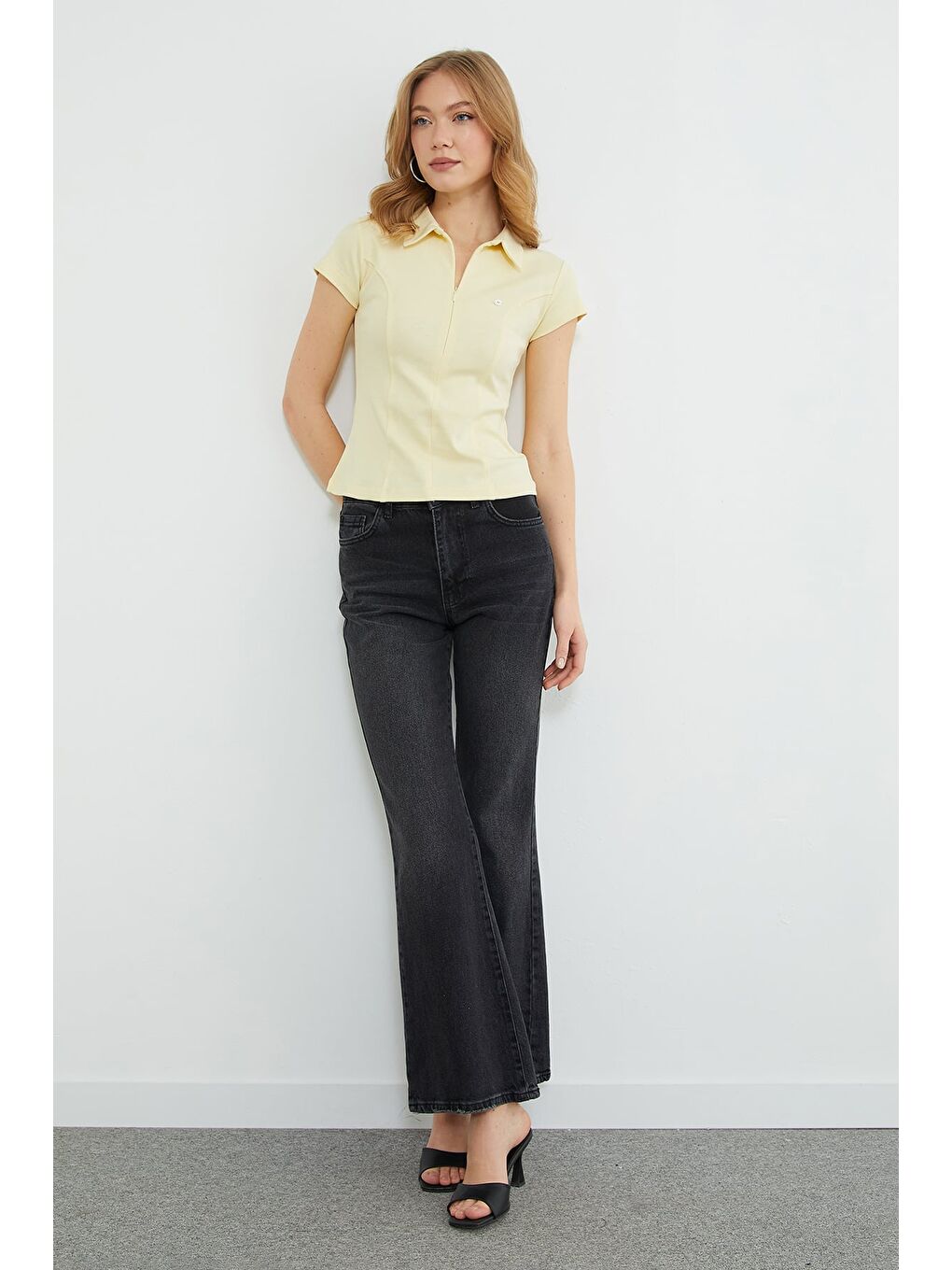 Sarı Metal Aksesuarlı Yarım Fermuarlı Slim Fit Tişört-4